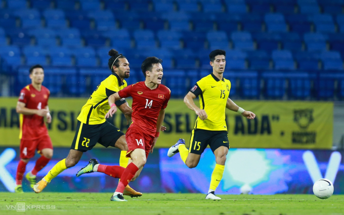 Hậu vệ LaVere Corbin-Ong (số 22) tranh chấp với Nguyễn Hoàng Đức trong trận Malaysia thua Việt Nam 1-2 ở vòng loại hai World Cup 2022 - khu vực châu Á, vào tháng 6/2021. Ảnh: Hiếu Lương Hậu vệ LaVere Corbin-Ong (số 22) tranh chấp với Nguyễn Hoàng Đức trong trận Malaysia thua Việt Nam 1-2 ở vòng loại hai World Cup 2022 - khu vực châu Á, vào tháng 6/2021. Ảnh: Hiếu Lương
