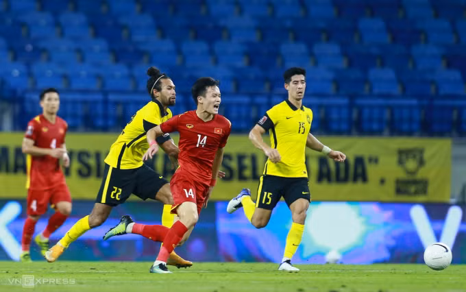 Hậu vệ LaVere Corbin-Ong (số 22) tranh chấp với Nguyễn Hoàng Đức trong trận Malaysia thua Việt Nam 1-2 ở vòng loại hai World Cup 2022 - khu vực châu Á, vào tháng 6/2021. Ảnh: Hiếu Lương