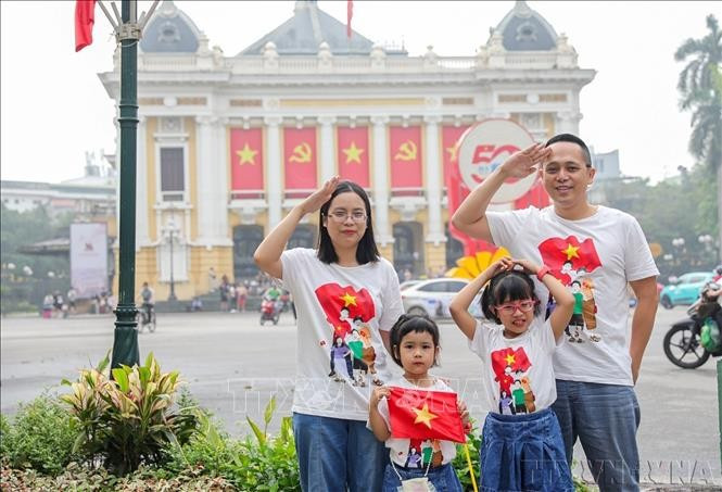 Một gia đình chụp ảnh lưu lại kỷ niệm trong dịp kỷ niệm 50 năm Ngày Giải phóng miền Nam, thống nhất đất nước (30/4/2025). Ảnh: Khánh Hòa/TTXVN