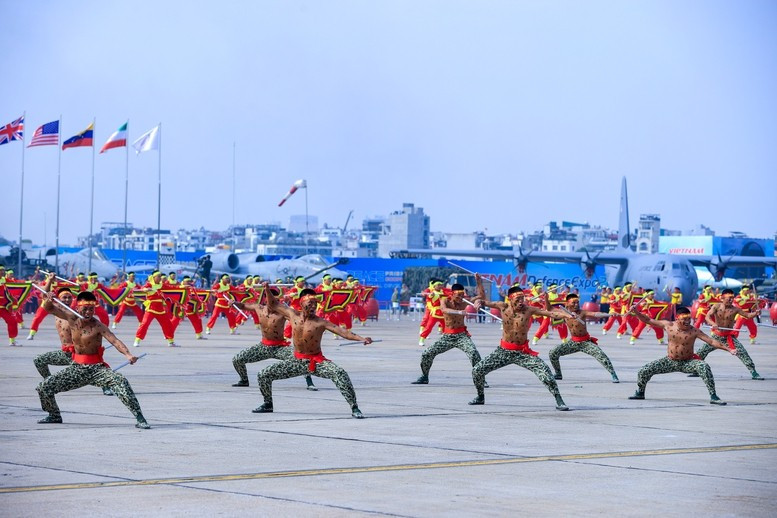 Hơn 2.000 cán bộ, chiến sĩ Quân đội nhân dân Việt Nam tham gia biểu diễn, trình diễn tại lễ khai mạc Triển lãm Quốc phòng quốc tế Việt Nam 2024 - Ảnh: VGP/Nhật Bắc Hơn 2.000 cán bộ, chiến sĩ Quân đội nhân dân Việt Nam tham gia biểu diễn, trình diễn tại lễ khai mạc Triển lãm Quốc phòng quốc tế Việt Nam 2024 - Ảnh: VGP/Nhật Bắc