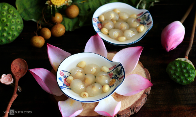 Chè hạt sen vừa thanh mát vừa giàu dưỡng chất tốt cho mắt. Ảnh: Bùi Thủy