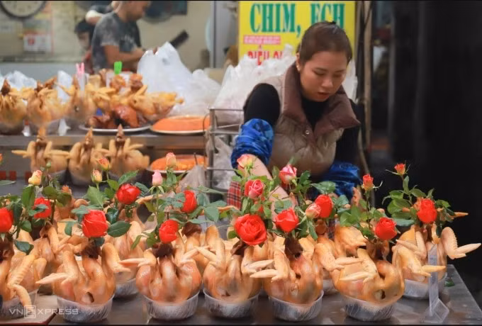 Gà cúng ông Táo bày bán tại chợ Hàng Bè, Hà Nội, năm 2025. Ảnh minh họa: Quỳnh Nga