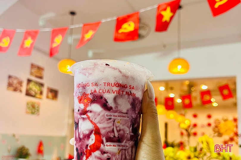Một quán cà phê trên đường Hà Huy Tập (TP Hà Tĩnh) trang trí cờ Tổ quốc đẹp mắt và ý nghĩa. img-0755-8214.jpg