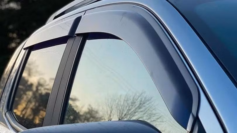 Vè che mưa kích thước quá lớn sẽ làm giảm tầm nhìn ở cột A. Ảnh minh hoạ: Caranddriver