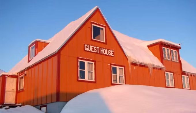 Nhà khách ở Ittoqqortoormiit, cũng là cơ sở lưu trú phục vụ khách du lịch duy nhất tại thị trấn. Ảnh: Visit Greenland