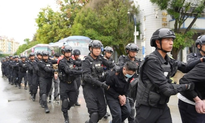 Cảnh sát Trung Quốc áp giải nghi phạm lừa đảo hồi tháng 11/2023. Ảnh: Bộ Công an Trung Quốc