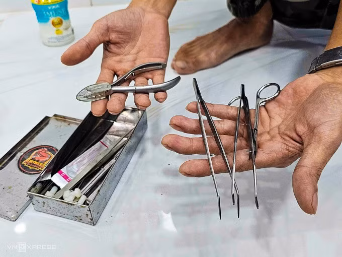Những dụng cụ phẫu thuật cho cá rồng. Ảnh: Bùi Toàn