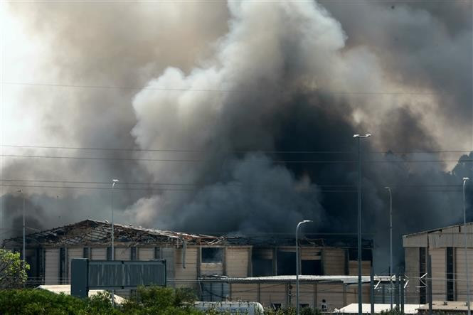 Khói bốc lên sau một vụ tấn công bằng tên lửa của Iran tại Herzliya, Israel, ngày 17/6/2025. Ảnh: THX/TTXVN Khói bốc lên sau một vụ tấn công bằng tên lửa của Iran tại Herzliya, Israel, ngày 17/6/2025. Ảnh: THX/TTXVN