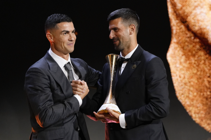 Cristiano Ronaldo (trái) bắt tay Novak Djokovic trên sân khấu.