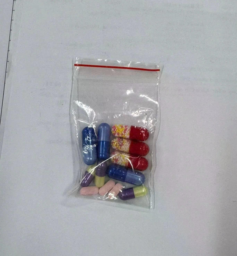 Loại thuốc gia đình mua cho bệnh nhi uống trước đó. Ảnh: BVCC.