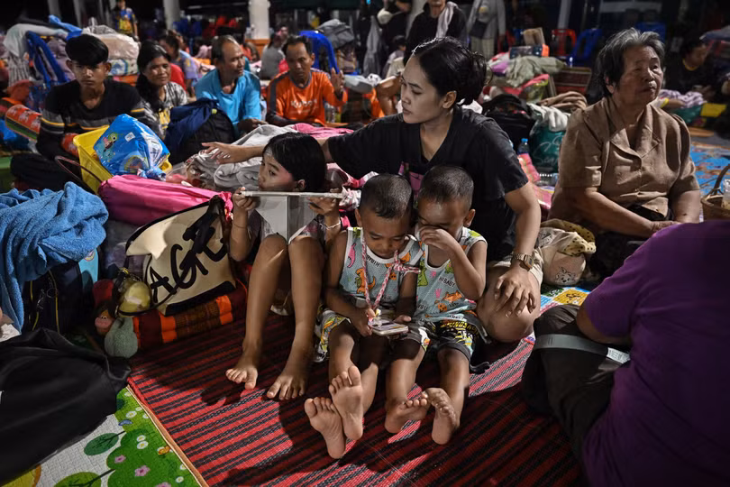 Những người dân Thái Lan sơ tán tại một địa điểm ở tỉnh Si Sa Ket ngày 26/7. Ảnh: AFP