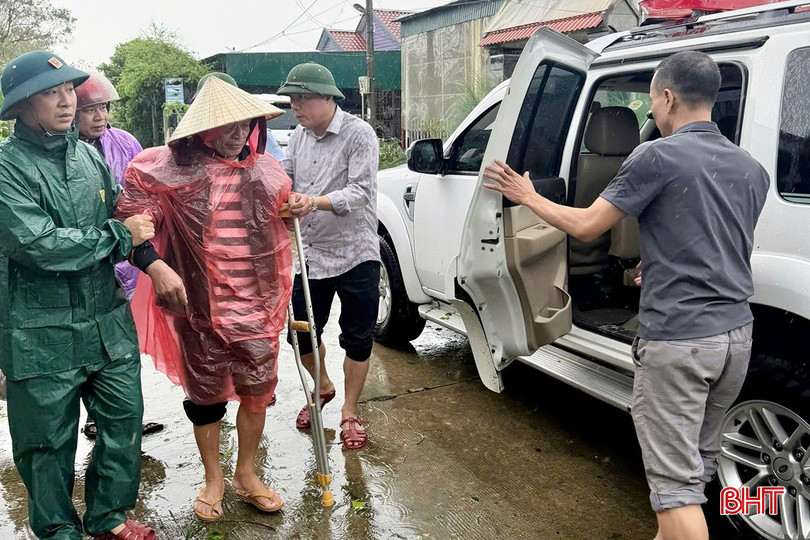 Ông Bùi Đình Lâm được lực lượng chức năng hỗ trợ đưa đi cấp cứu. bqbht_br_z7062045303247-4a1a6915ba4b33db982c8bd4f5cb3024.jpg
