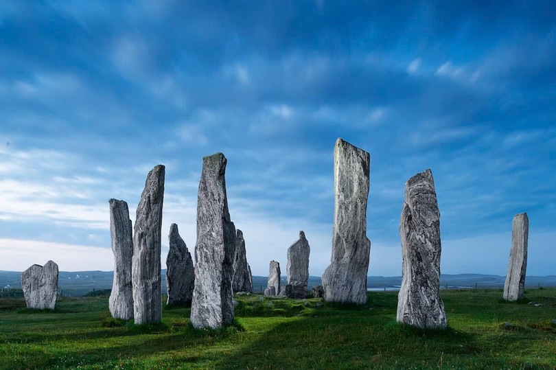 Khám phá quần đảo cổ đại dọc theo Hebridean Way, với các di tích thời đồ đá mới như Calanais Standing Stones 5.000 năm tuổi tại Scotland. Ảnh: Jim Richardson.