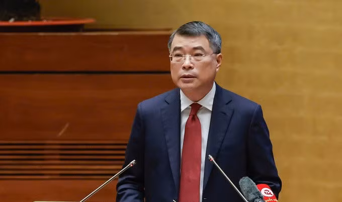 Ông Lê Minh Hưng, Trưởng Ban Tổ chức Trung ương đọc báo cáo sáng 1/12. Ảnh: Nhật Bắc