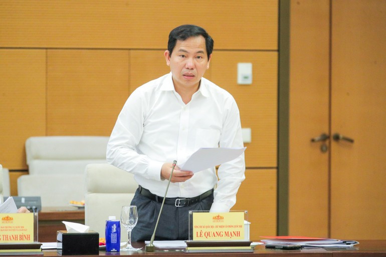 Tổng Thư ký Quốc hội, Chủ nhiệm Văn phòng Quốc hội Lê Quang Mạnh báo cáo tại cuộc họp. (Ảnh: DUY LINH)