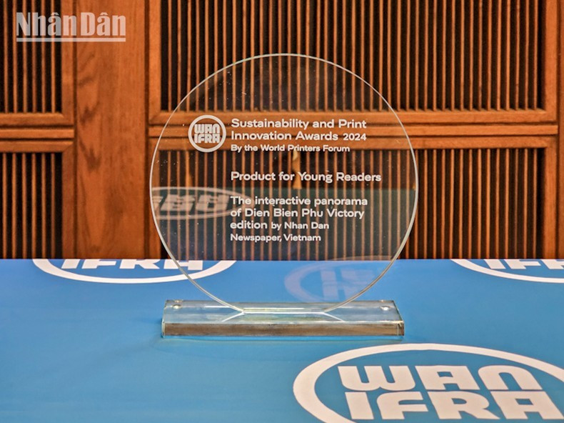 Giải thưởng đổi mới và phát triển báo in bền vững 2024 vinh danh Báo Nhân Dân ở hạng mục “Sản phẩm xuất sắc nhất dành cho độc giả trẻ”. (Ảnh: MINH DUY) Giải thưởng đổi mới và phát triển báo in bền vững 2024 vinh danh Báo Nhân Dân ở hạng mục “Sản phẩm xuất sắc nhất dành cho độc giả trẻ”. (Ảnh: MINH DUY)