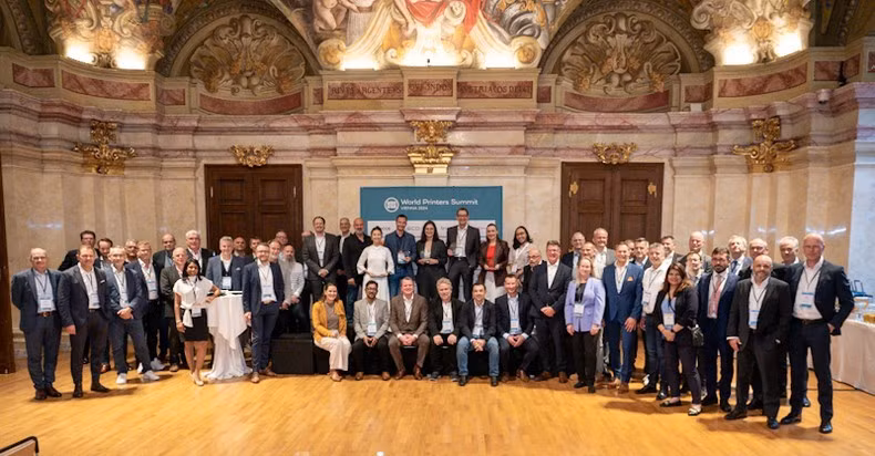 Đại biểu tham dự Hội nghị thượng đỉnh báo in thế giới 2024 chụp ảnh lưu niệm. (ẢNH: WAN-IFRA)