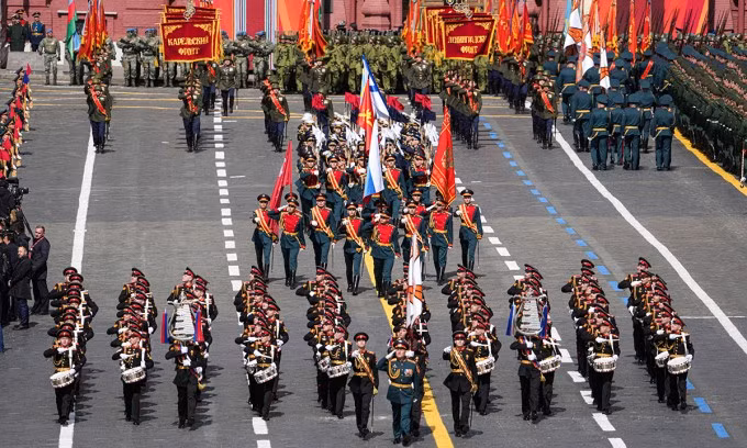 Khối học viên Học viện quân nhạc Moskva và đội quân kỳ tiến qua lễ đài. Ảnh: Reuters