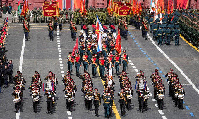 Khối học viên Học viện quân nhạc Moskva và đội quân kỳ tiến qua lễ đài. Ảnh: Reuters Khối học viên Học viện quân nhạc Moskva và đội quân kỳ tiến qua lễ đài. Ảnh: Reuters