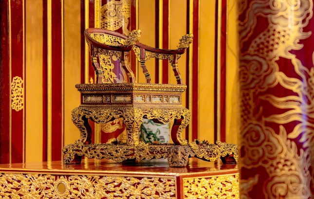 La zone où se trouve le trône au palais de Thai Hoa est strictement protégée, avec de nombreuses mesures telles que la mise en place de clôtures, l'installation de caméras de sécurité et le déploiement de forces de sécurité... Khu vực đặt ngai vua trong điện Thái Hòa là nơi được bảo vệ nghiêm ngặt, với nhiều biện pháp như thiết lập hàng rào giới hạn, lắp đặt camera an ninh, bố trí lực lượng bảo vệ…