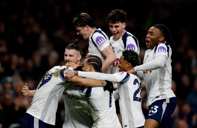 Cầu thủ Tottenham mừng bàn gỡ hòa 2-2 trước Man City trên sân Tottenham Hotspur, thành phố London, Anh, vòng 24 Ngoại hạng Anh tối 1/2/2026. Ảnh: Reuters