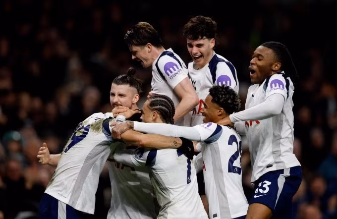 Cầu thủ Tottenham mừng bàn gỡ hòa 2-2 trước Man City trên sân Tottenham Hotspur, thành phố London, Anh, vòng 24 Ngoại hạng Anh tối 1/2/2026. Ảnh: Reuters