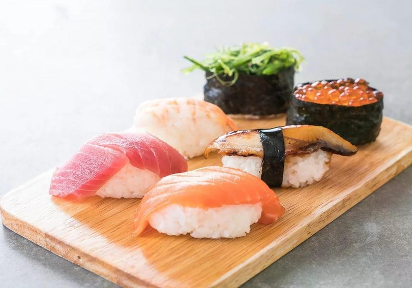Các loại cá sống trong sushi cần được bảo quản ở nhiệt độ phù hợp để giảm nguy cơ nhiễm giun sán. Ảnh: Freepik.