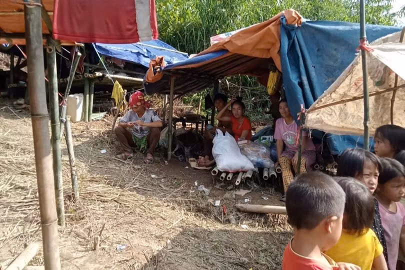 Rất nhiều phụ nữ, trẻ em được sơ tán lên núi khi thôn Kho Vàng có nguy cơ bị sạt lở (Ảnh: Seo Chứ).