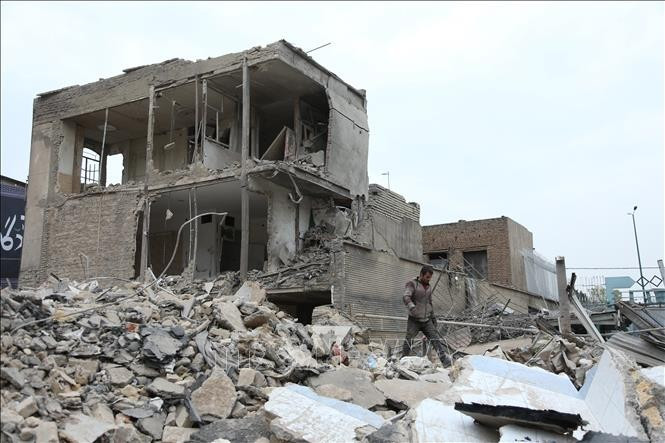 Các tòa nhà bị phá hủy sau cuộc tấn công tại Tehran, Iran. Ảnh: THX/TTXVN