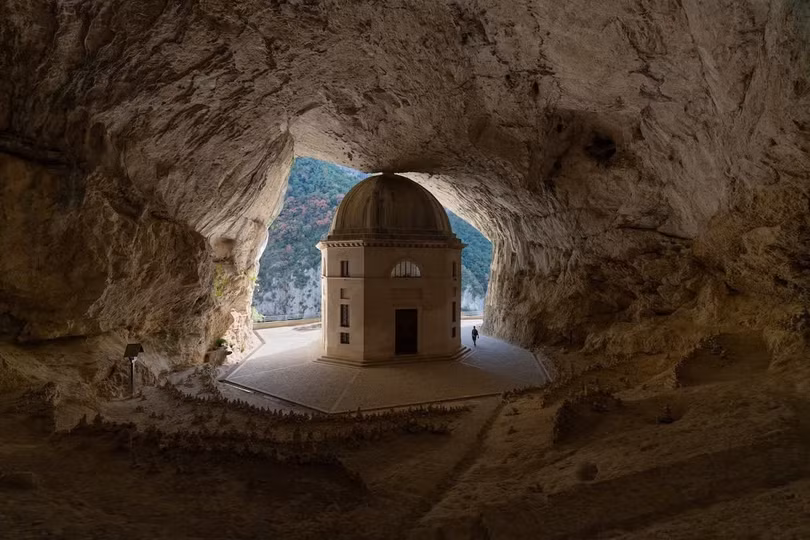 Khám phá các tu viện ở Cenobitic (Italy) là trải nghiệm đáng thử trong năm 2025. Tại đây có thể tham gia các trải nghiêm thú vị như lắng nghe thánh ca Gregorian, ngắm nhìn các đồ vật linh thiêng và tác phẩm nghệ thuật thời Phục hưng hoặc thiền định giữa khung cảnh thiên nhiên yên bình. Ảnh: Andrea Frazzetta.