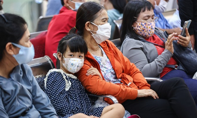 Người dân TP HCM chờ khám bệnh, tháng 7/2025. Ảnh: Quỳnh Trần