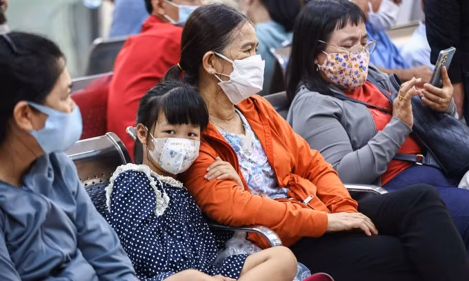 Người dân TP HCM chờ khám bệnh, tháng 7/2025. Ảnh: Quỳnh Trần