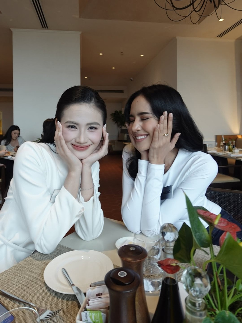 Opal Suchata Chuangsri sinh năm 2003 với chiều cao ấn tượng 1,8 m. Hiện, cô đang sinh viên ngành quan hệ quốc tế tại Đại học Thammasat, đồng thời đảm nhận công việc người mẫu. Với ước mơ trở thành đại sứ, Opal Suchata Chuangsri cũng quan tâm đến tâm lý học và nhân học.