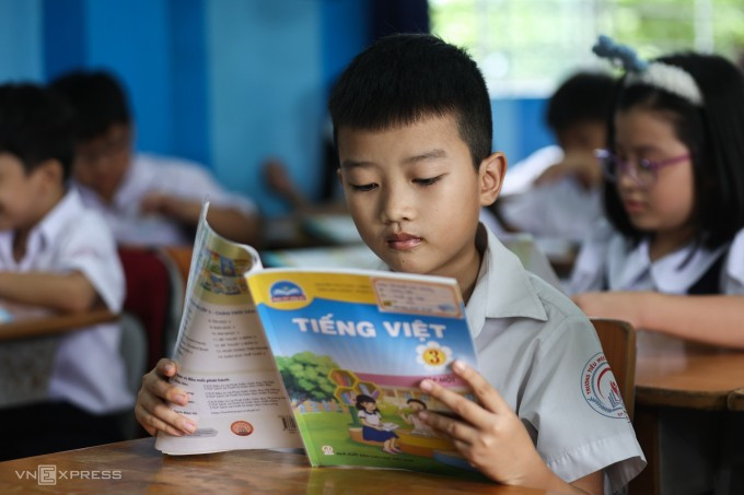 សិស្សសាលាបឋមសិក្សា Dinh Tien Hoang ទីក្រុង Thu Duc ក្នុងថ្នាក់មួយក្នុងខែកញ្ញា ឆ្នាំ 2023។ រូបថត៖ Quynh Tran Học sinh trường tiểu học Đinh Tiên Hoàng, TP Thủ Đức trong một tiết học tháng 9/2023. Ảnh: Quỳnh Trần