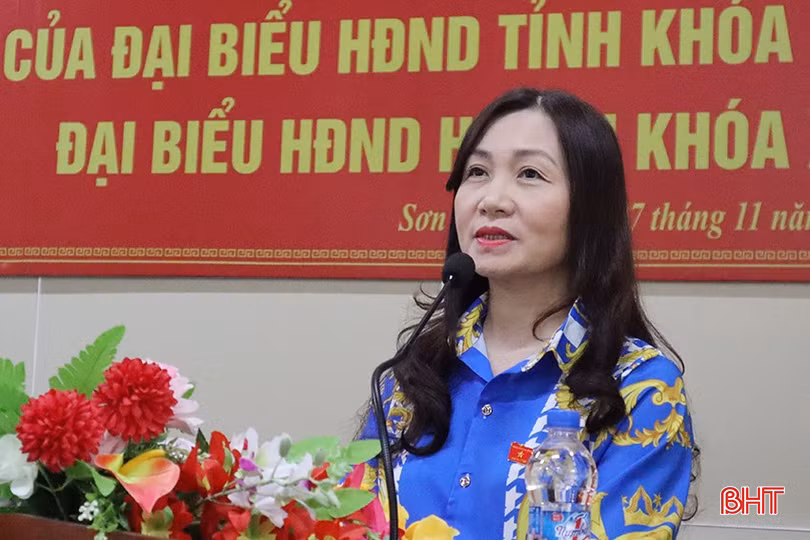 Phó Trưởng ban Thường trực ban Dân vận Tỉnh ủy Nguyễn Thị Mai Thủy báo cáo các nội dung liên quan tại hội nghị. Ảnh Xuân Hoa