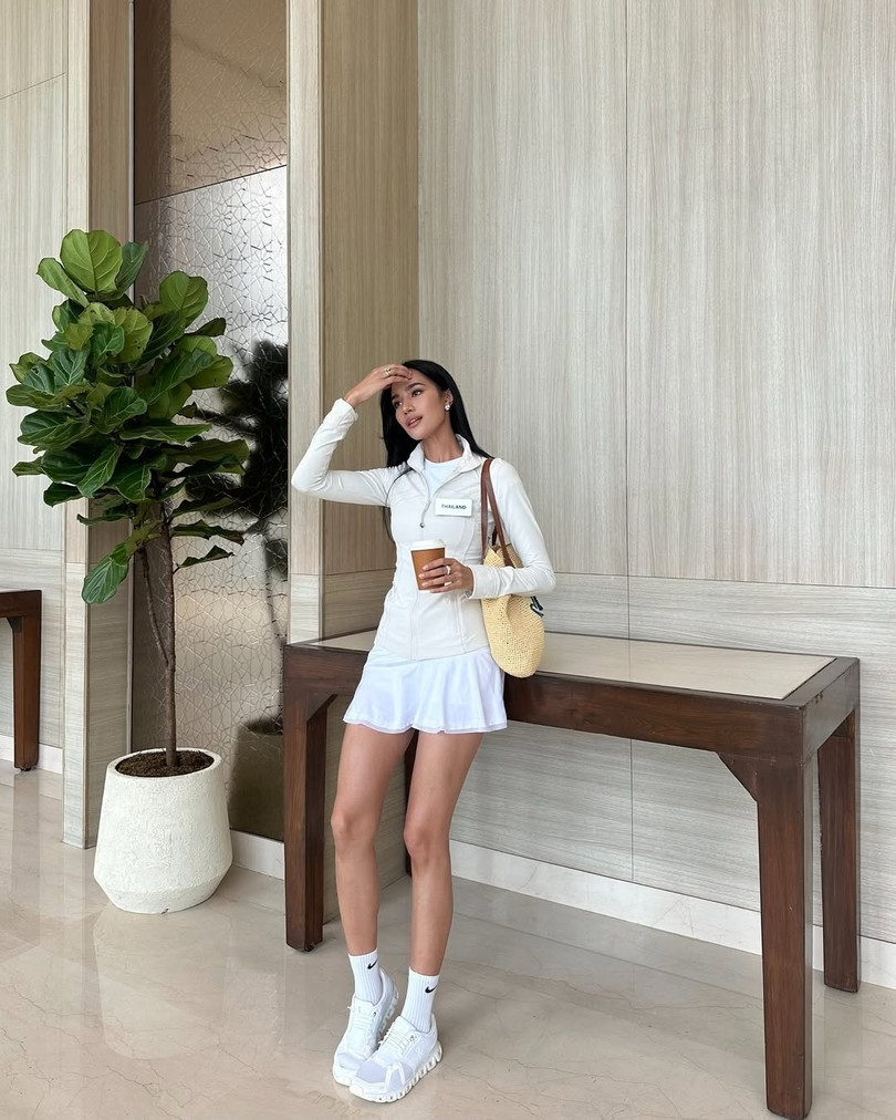 Được biết, Opal Suchata Chuangsri tình nguyện tham gia các tổ chức hỗ trợ bệnh nhân ung thư vú. Theo đó, cô trở thành người truyền cảm hứng khi chiến thắng ung thư vú ở tuổi 16. Opal Suchata Chuangsri chia sẻ quan điểm sống là: &quot;Biết rằng một cuộc đời trở nên nhẹ nhõm hơn bởi bạn đã sống hết mình, đó mới chính là thành công.&quot;.