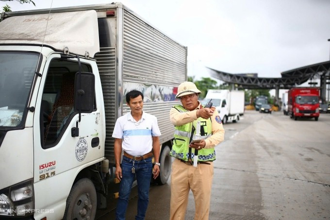 CSGT nhắc nhở tài xế vi phạm trên cao tốc Phát Vân - Cầu Giẽ. Ảnh: Việt An