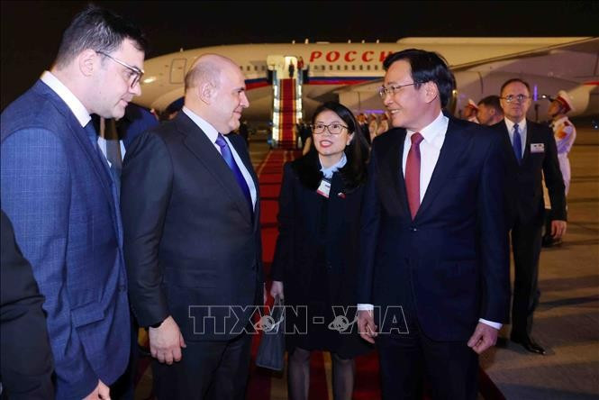 Bộ trưởng, Chủ nhiệm Văn phòng Chính phủ Trần Văn Sơn đón Thủ tướng Chính phủ Liên bang Nga Mikhail Vladimirovich Mishustin tại sân bay quốc tế Nội Bài, Hà Nội. Ảnh: Phạm Kiên/TTXVN Bộ trưởng, Chủ nhiệm Văn phòng Chính phủ Trần Văn Sơn đón Thủ tướng Chính phủ Liên bang Nga Mikhail Vladimirovich Mishustin tại sân bay quốc tế Nội Bài, Hà Nội. Ảnh: Phạm Kiên/TTXVN