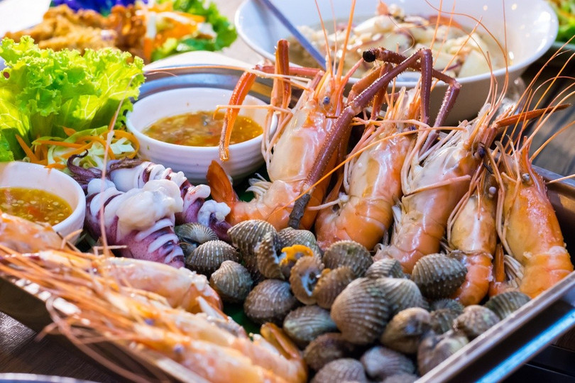 Ăn thường xuyên các thực phẩm giàu purin, như thịt đỏ, nội tạng động vật, một số loại hải sản, rượu và đồ uống có đường, có thể làm tăng dần nồng độ axit uric. hai-san-5618.jpg
