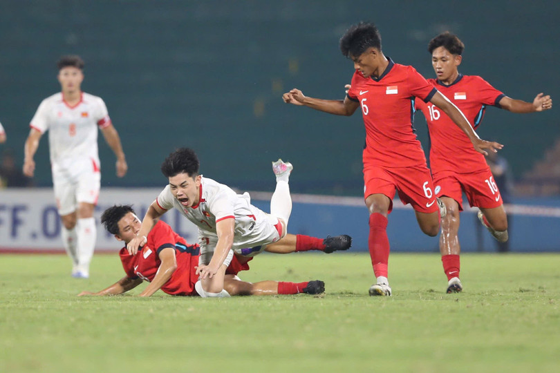 Hàng thủ Singapore chơi tập trung. Ảnh: Tâm Minh. Hàng thủ Singapore chơi tập trung. Ảnh: Tâm Minh.