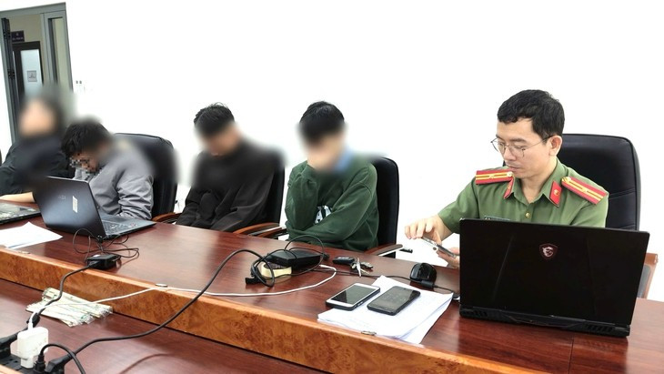 Công an thu giữ nhiều tài liệu, thiết bị để phục vụ công tác điều tra - Ảnh: H.B.