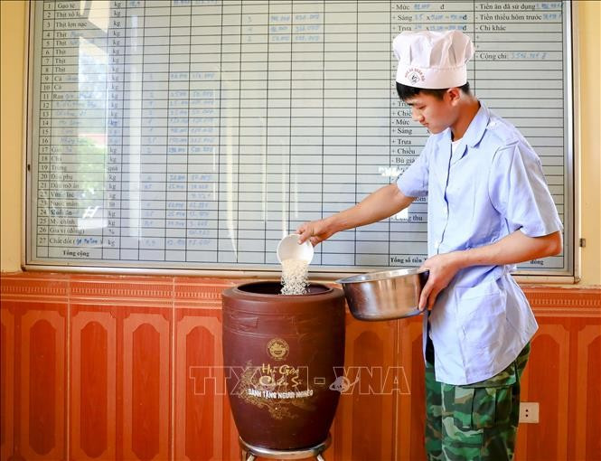Tại Đồn Biên phòng Mường Mươn (huyện Mường Chà, tỉnh Điện Biên), trước mỗi giờ nấu cơm, chiến sĩ lại bớt một bát gạo để cho vào “Hũ gạo Chiến sĩ”. Ảnh: Xuân Tư/ TTXVN Tại Đồn Biên phòng Mường Mươn (huyện Mường Chà, tỉnh Điện Biên), trước mỗi giờ nấu cơm, chiến sĩ lại bớt một bát gạo để cho vào “Hũ gạo Chiến sĩ”. Ảnh: Xuân Tư/ TTXVN