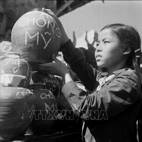 "Hũ gạo chống Mỹ" là phong trào kế hoạch nhỏ trong những năm kháng chiến chống Mỹ được thiếu nhi cả nước nhiệt tình tham gia. Ảnh: Tư liệu TTXVN "Hũ gạo chống Mỹ" là phong trào kế hoạch nhỏ trong những năm kháng chiến chống Mỹ được thiếu nhi cả nước nhiệt tình tham gia. Ảnh: Tư liệu TTXVN
