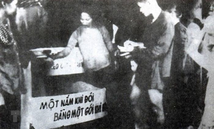 Trong 2 năm 1945-1946, hưởng ứng lời kêu gọi của Đảng và Bác Hồ về chống Giặc đói, phong trào Hũ gạo cứu đói, Ngày đồng tâm… đã diễn ra rộng khắp trên cả nước. Trong ảnh: Phong trào Hũ gạo cứu đói với tinh thần Một nắm khi đói bằng một gói khi no lan rộng khắp cả nước. Ảnh tư liệu: TTXVN Trong 2 năm 1945-1946, hưởng ứng lời kêu gọi của Đảng và Bác Hồ về chống Giặc đói, phong trào Hũ gạo cứu đói, Ngày đồng tâm… đã diễn ra rộng khắp trên cả nước. Trong ảnh: Phong trào Hũ gạo cứu đói với tinh thần Một nắm khi đói bằng một gói khi no lan rộng khắp cả nước. Ảnh tư liệu: TTXVN