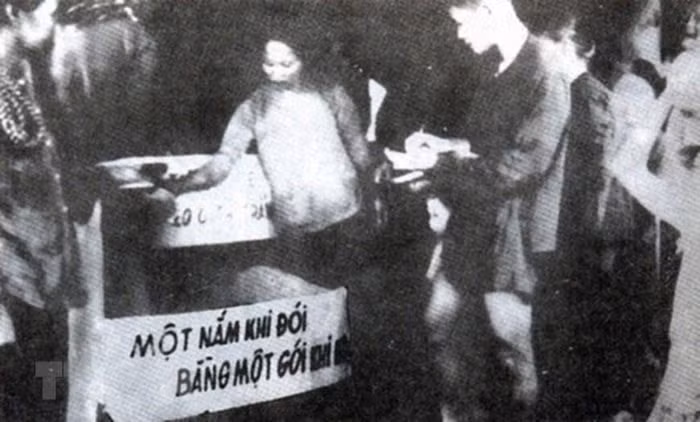 Trong 2 năm 1945-1946, hưởng ứng lời kêu gọi của Đảng và Bác Hồ về chống Giặc đói, phong trào Hũ gạo cứu đói, Ngày đồng tâm… đã diễn ra rộng khắp trên cả nước. Trong ảnh: Phong trào Hũ gạo cứu đói với tinh thần Một nắm khi đói bằng một gói khi no lan rộng khắp cả nước. Ảnh tư liệu: TTXVN
