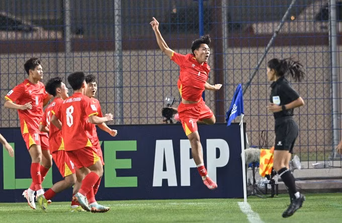 U17 Việt Nam mừng bàn thắng của Hoàng Trọng Duy Khang (số 7) trong trận hòa Australia 1-1 ở lượt ra quân bảng B U17 châu Á 2025, tại Arab Saudi ngày 4/4/2025. Ảnh: AFC