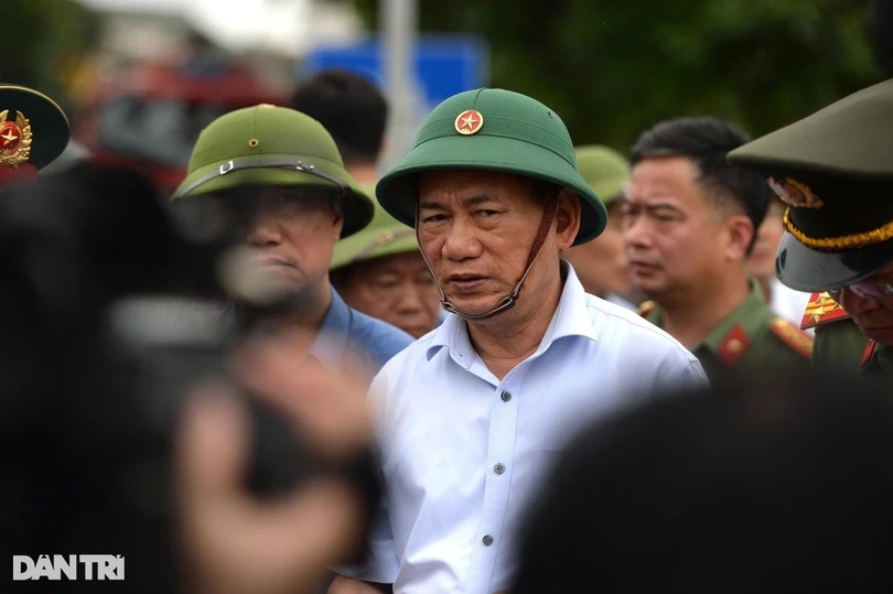 Phó Thủ tướng Hồ Đức Phớc chỉ đạo tại hiện trường vụ sập cầu Phong Châu (Ảnh: Hải Nam).