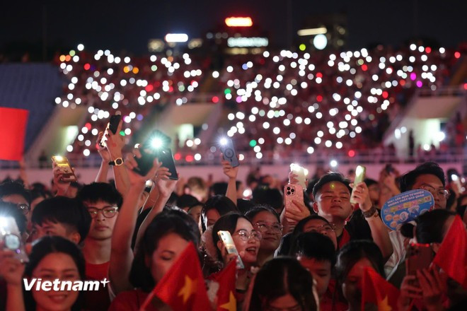 Các khán giả hòa chung bầu không khí tự hào. (Ảnh: Minh Sơn/Vietnam+) Các khán giả hòa chung bầu không khí tự hào. (Ảnh: Minh Sơn/Vietnam+)