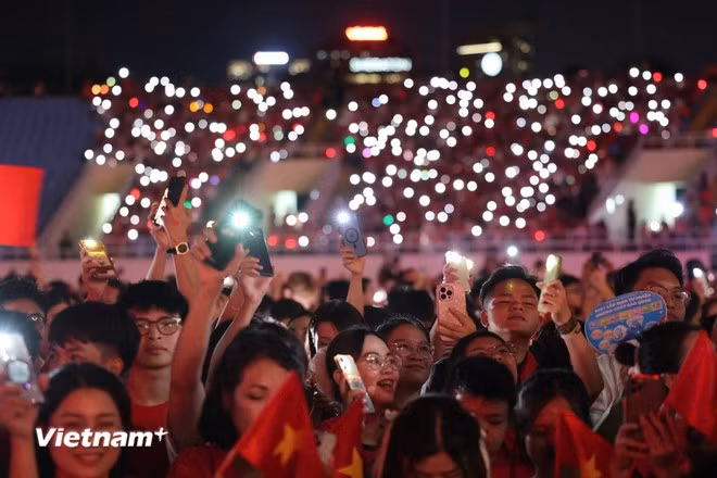 Các khán giả hòa chung bầu không khí tự hào. (Ảnh: Minh Sơn/Vietnam+)