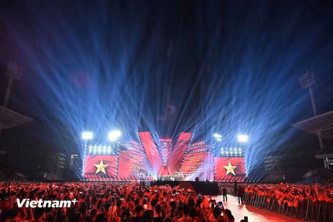 “Tổ quốc trong tim” là một buổi hòa nhạc quốc gia dành tặng cho Nhân dân, là lời chào nồng ấm từ Hà Nội, từ Việt Nam, gửi đến bạn bè quốc tế. (Ảnh: Minh Sơn/Vietnam+)